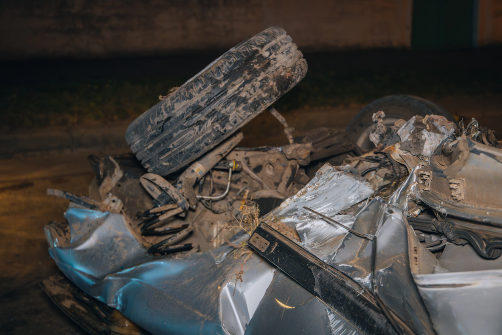 Fahranfänger (19) rast in Mietwagen mit 200 km/h gegen Baum!