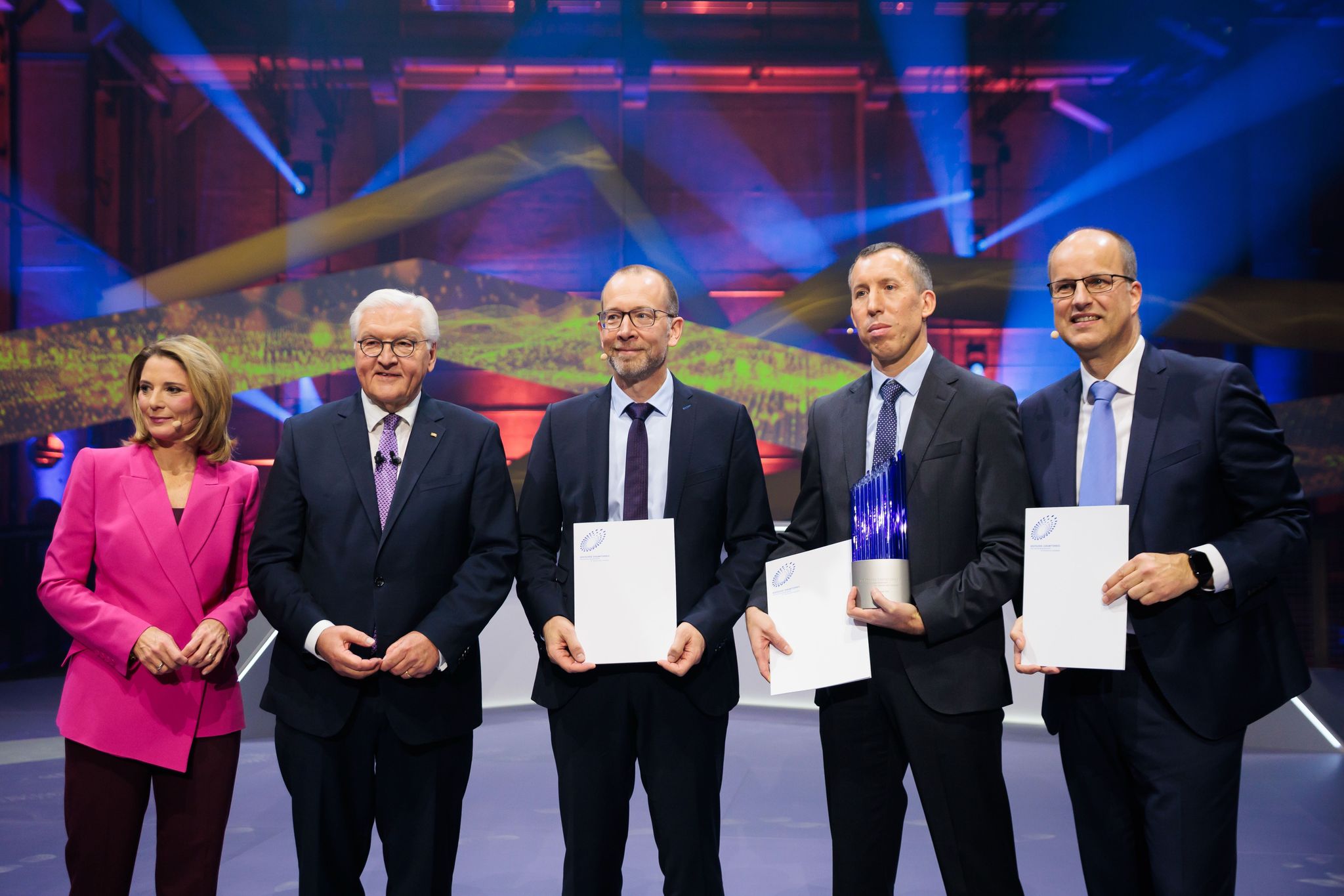 Forscher erhalten Zukunftspreis für Brennstoffzellen-Antrieb