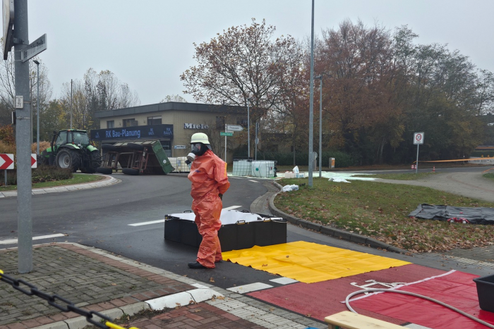 Gefahrgutunfall in Zeven: 1.000 Liter Säure ausgelaufen