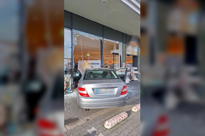 Auto durchbricht Schaufenster eines Drogeriemarktes