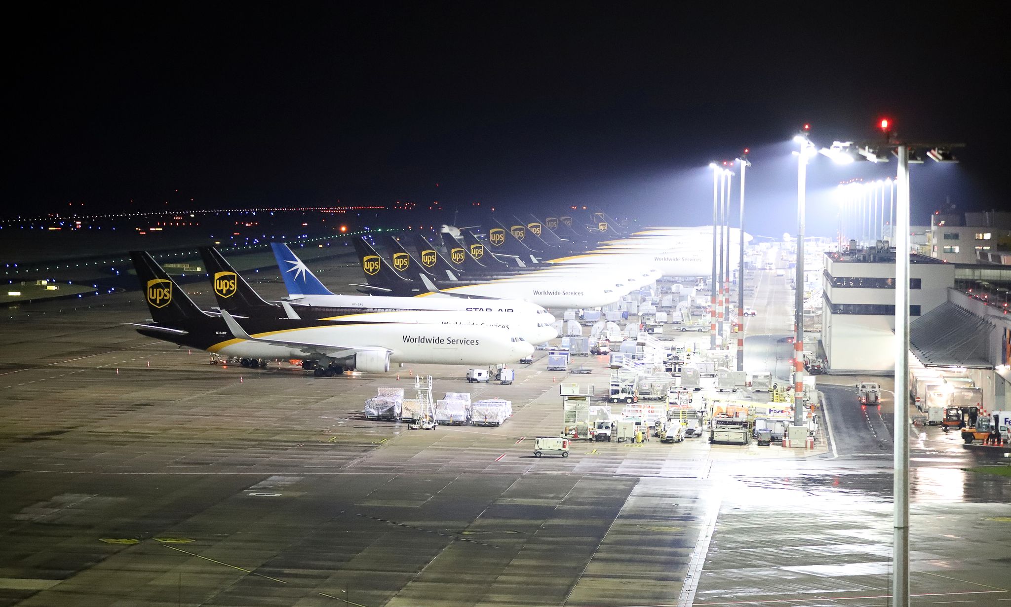 Verspätete Passagiere laufen auf Flugfeld – Strafverfahren