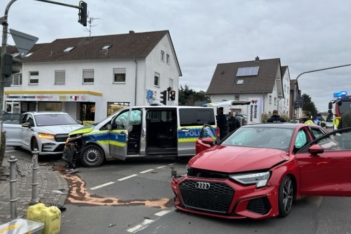 Langen: Verkehrsunfall mit Streifenwagen, Vier Leichtverletzte und hoher Sachschaden