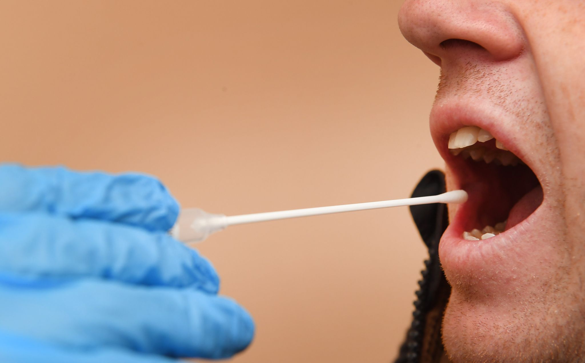 Mann schickt Freund zum Vaterschaftstest und fliegt auf