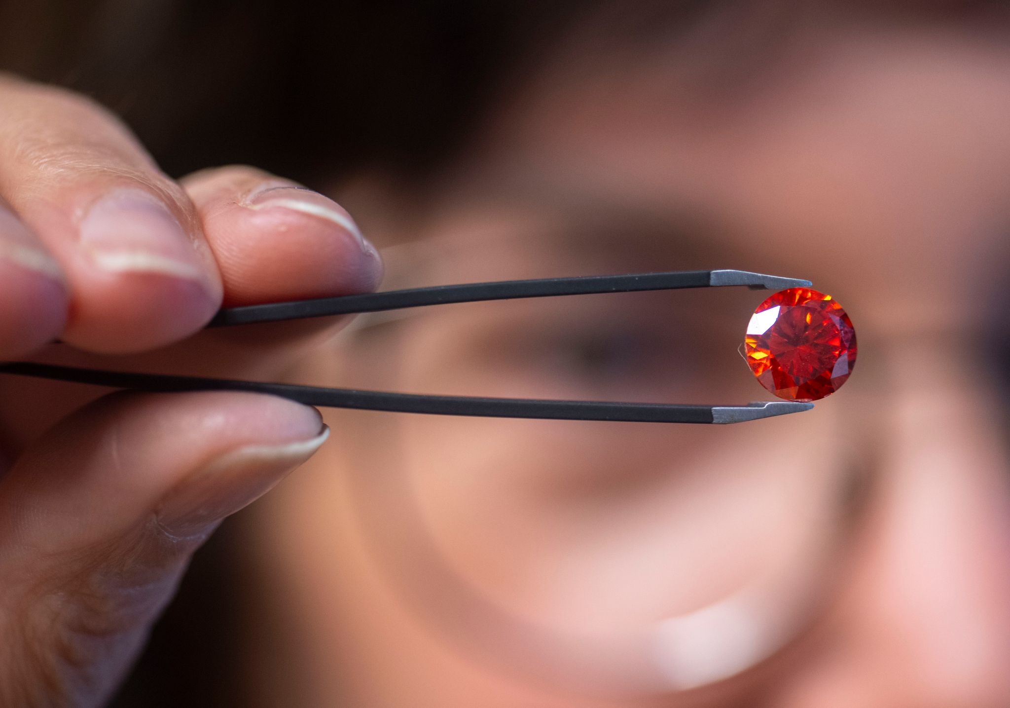 Neue Gesetze erlauben: Diamanten aus Asche von Verstorbenen herstellen