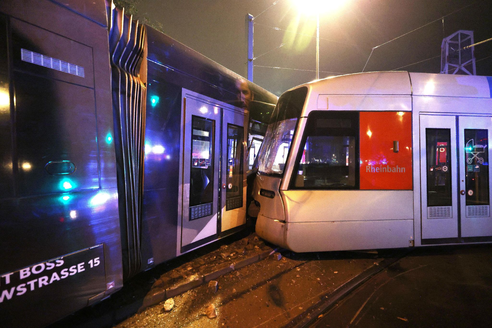 Straßenbahn in Düsseldorf entgleist – 13 Verletzte