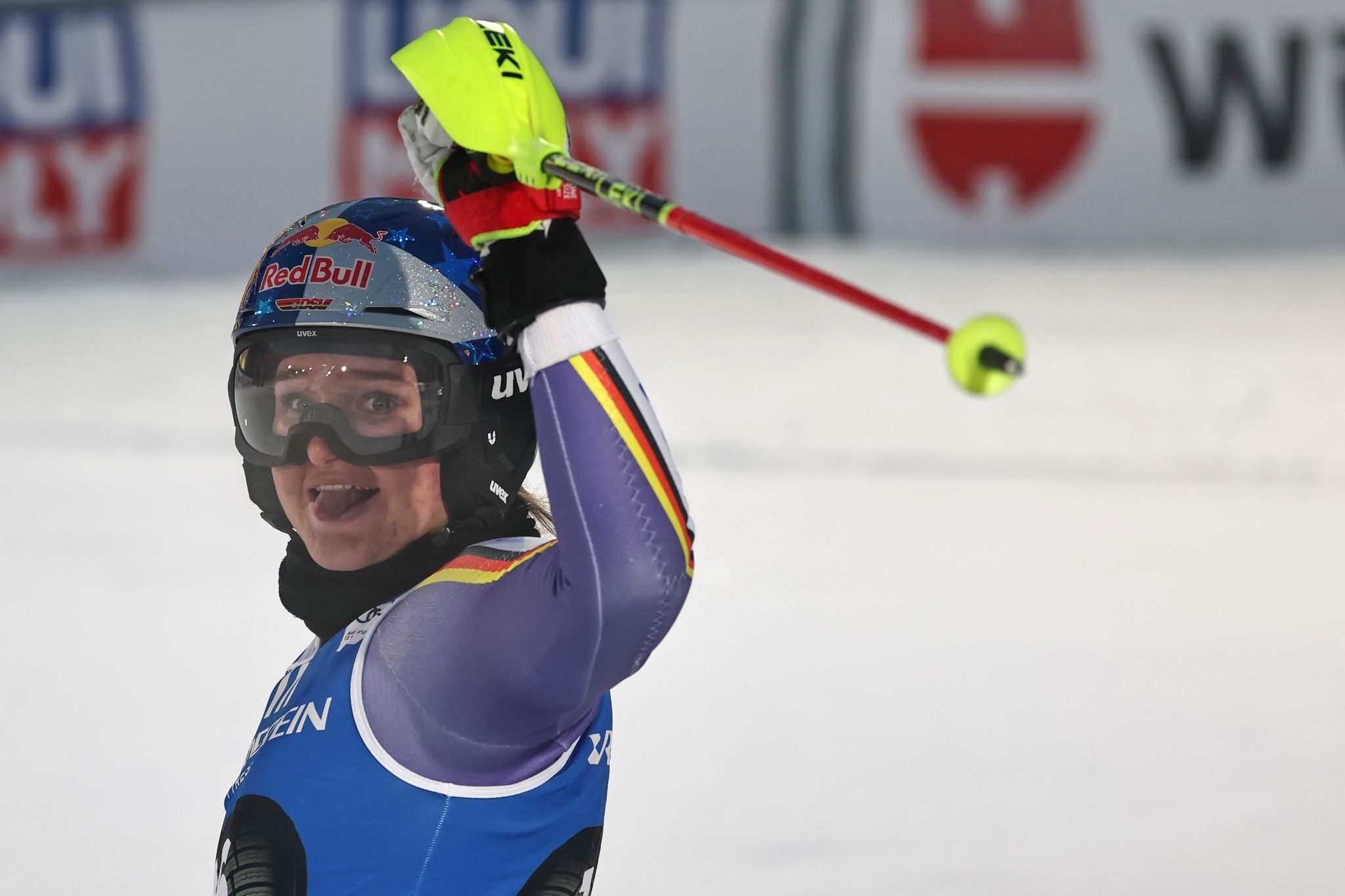 Deutsche Skirennfahrerin Emma Aicher auf dem Podest in Levi