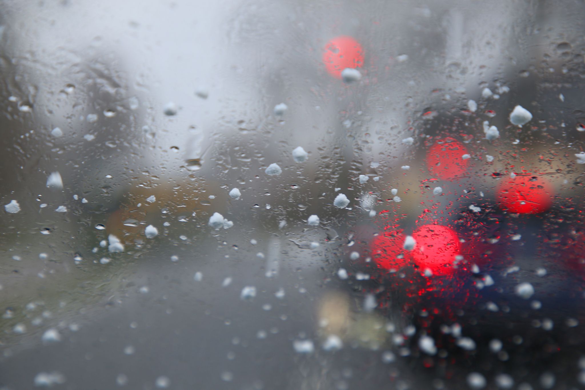 Nasskaltes Wetter zum Wochenstart und Schnee in den Alpen