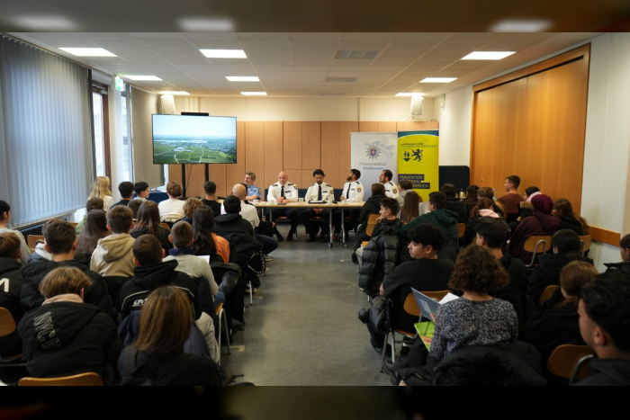 Wiesbaden-Schierstein: Veranstaltung „Cops im Dialog – Polizei und Schule“