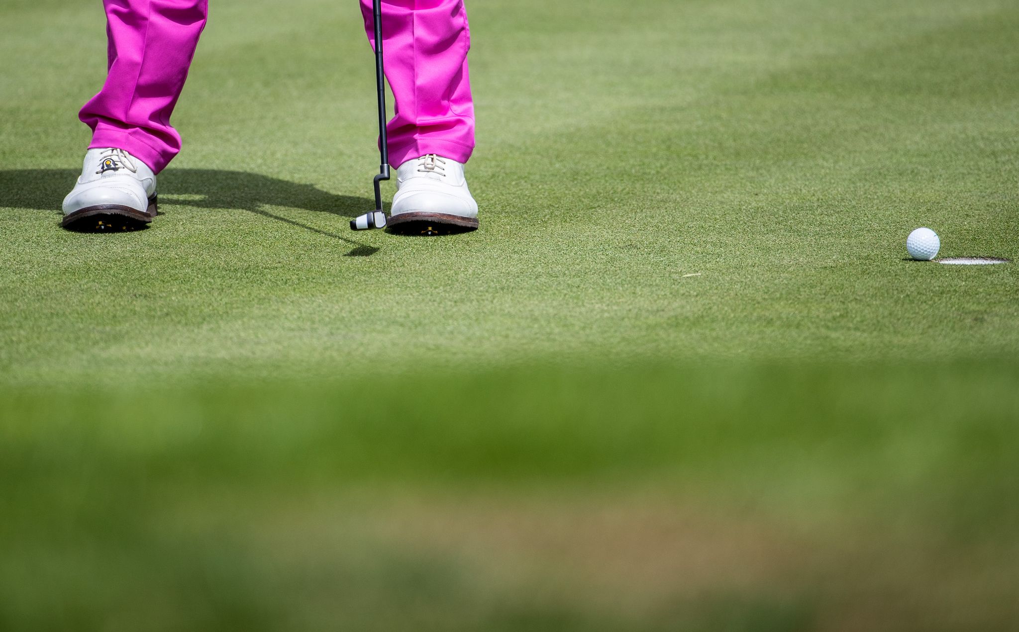 Warum manche Golfbälle nur beinahe im Loch verschwinden