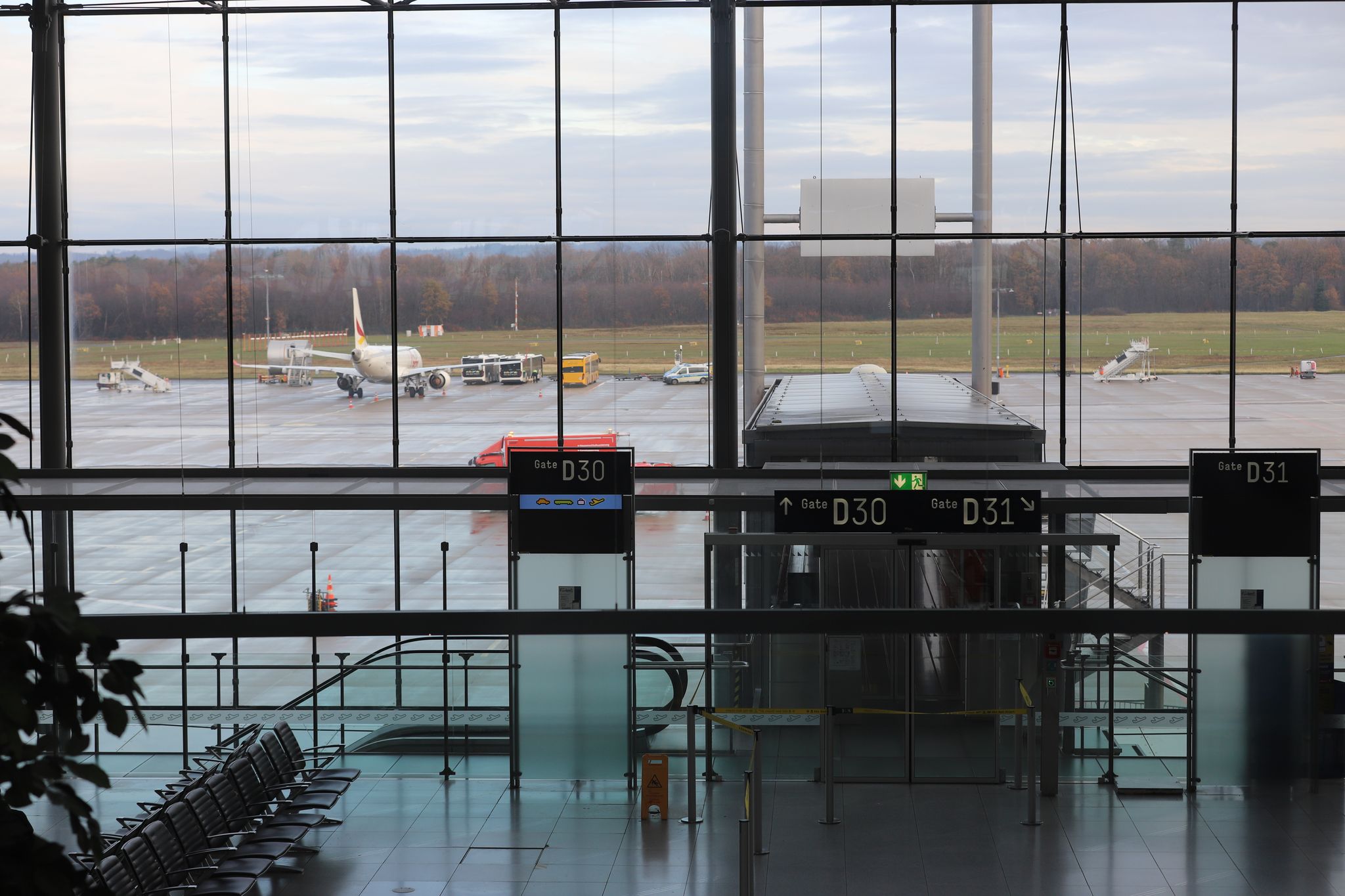 Flughafen Köln/Bonn: Erneut Passagiere auf Flugfeld