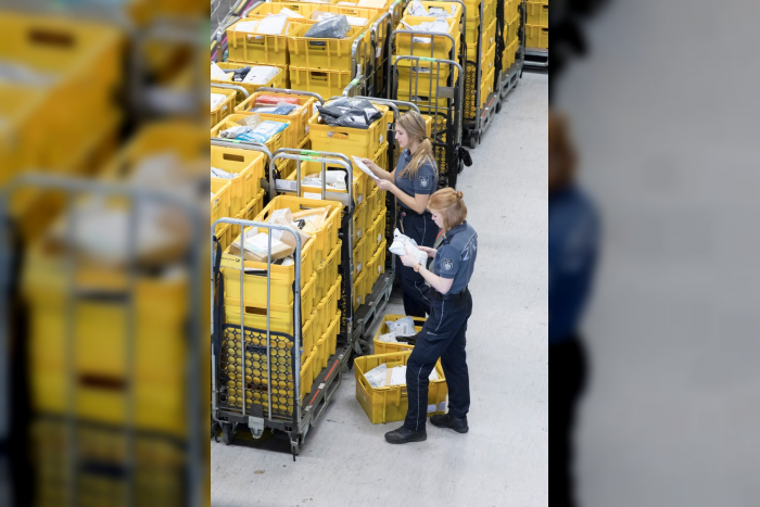 Frankfurt am Main: Zollabfertigung von Internetbestellungen