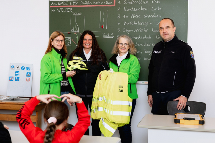 Verkehrswacht Kassel übergibt Helme und Startnummern