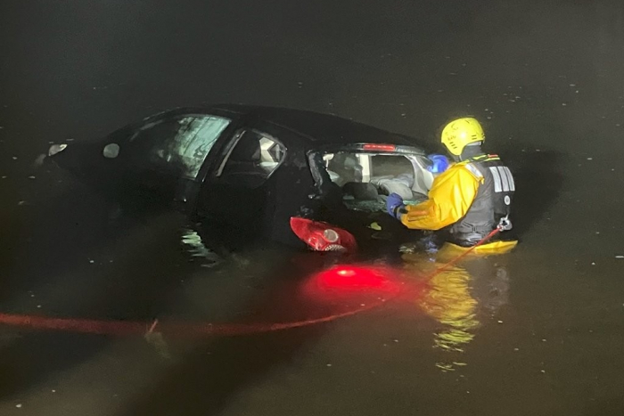 Löbtau: Auto in Elbe geraten in Dresden