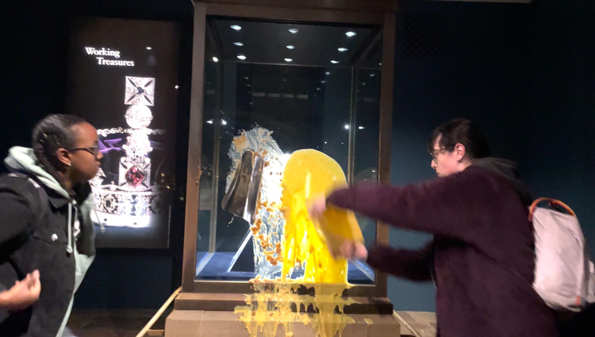 Kuchenprotest im Tower: Aktivisten attackieren Kronjuwelen