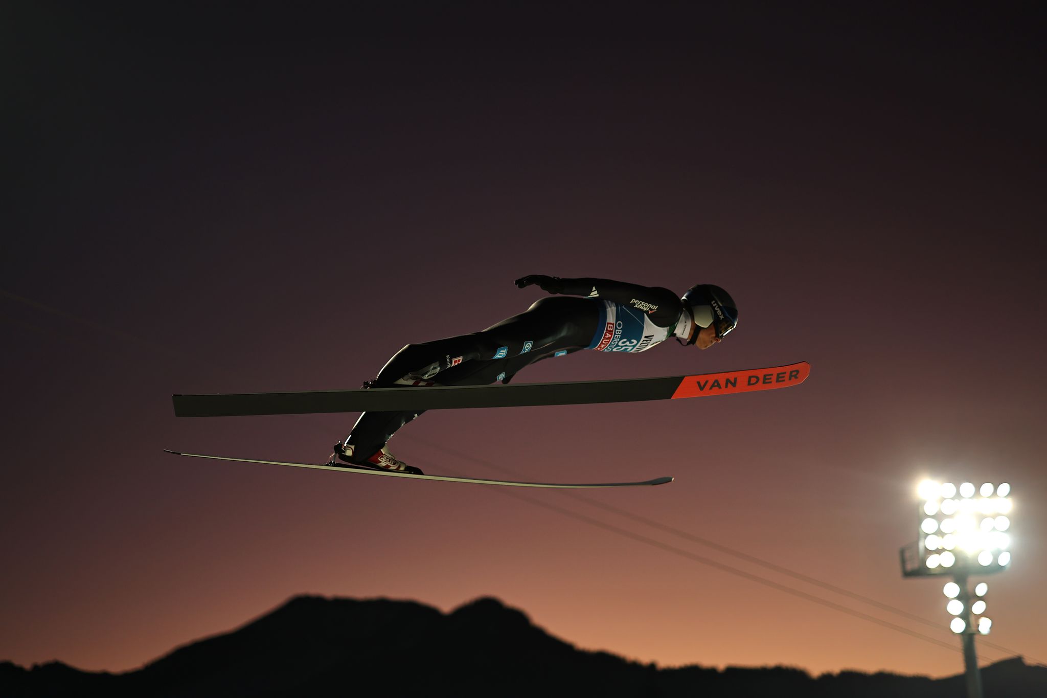 Hoffmann startet mit Platz vier in Tournee – Prevc siegt