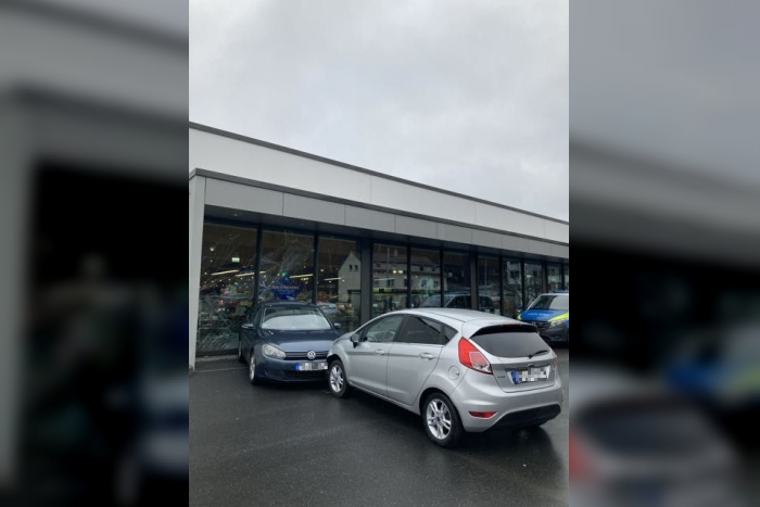 Neu-Isenburg: Verkehrsunfall auf Discounter-Gelände