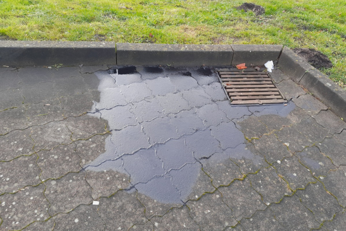 Nordfriesland: Umweltverschmutzung durch Motoröl in Risum-Lindholm