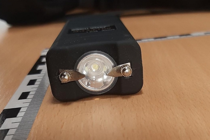 Elektroschocker im Handgepäck gefunden