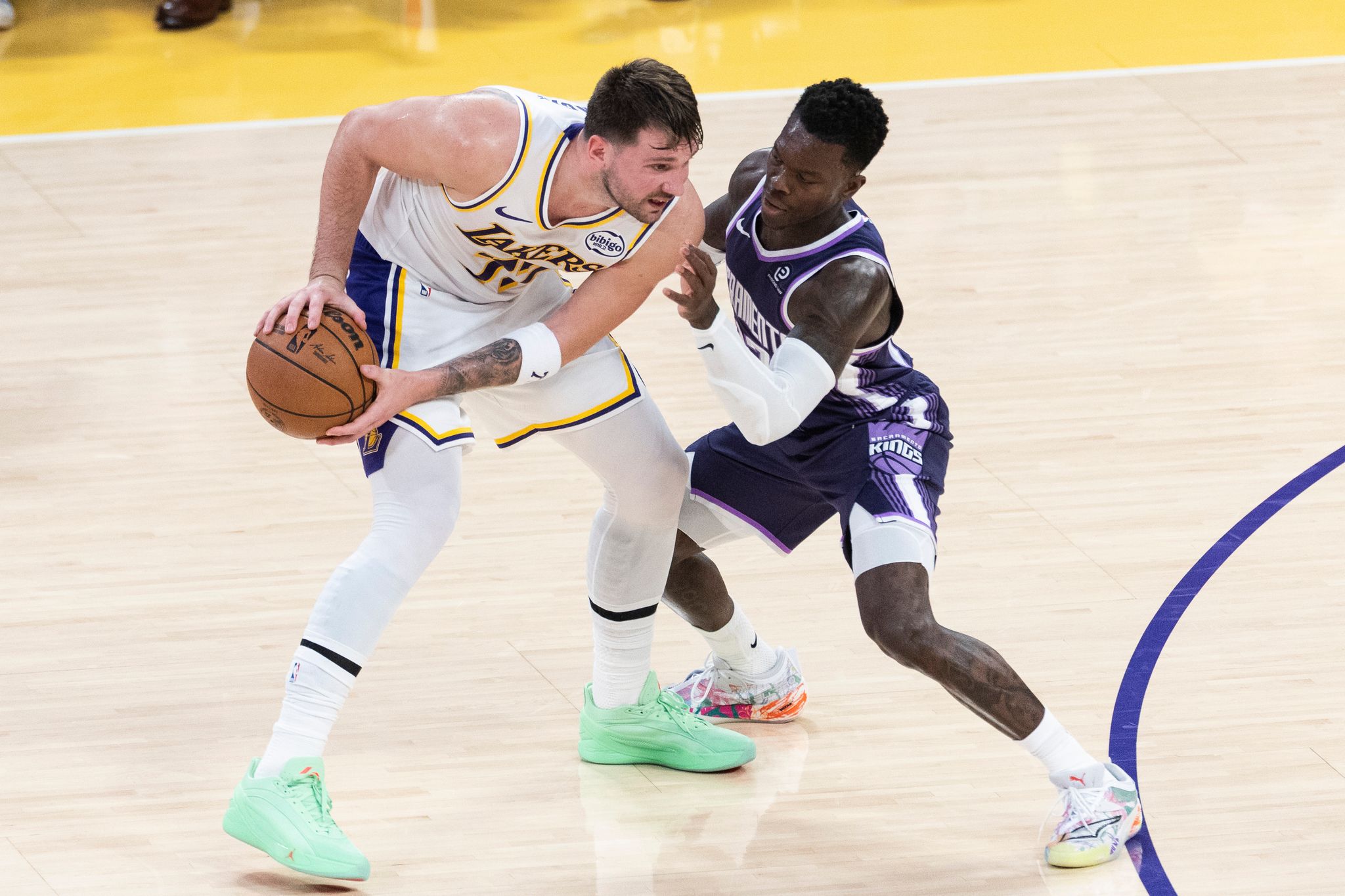 Los Angeles Lakers beenden Negativserie in NBA gegen Sacramento Kings,Starke Leistungen von Schröder, Doncic und James bringen klaren Sieg.
