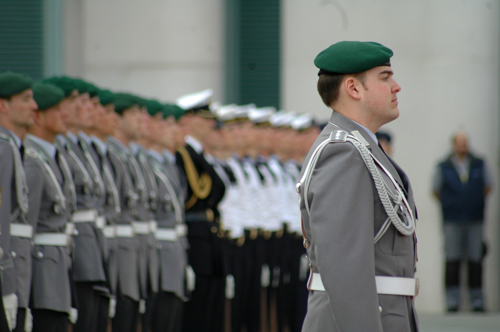 Wehrpflicht-Debatte spitzt sich zu: Bundeswehr droht Drückebergern mit Geldstrafe