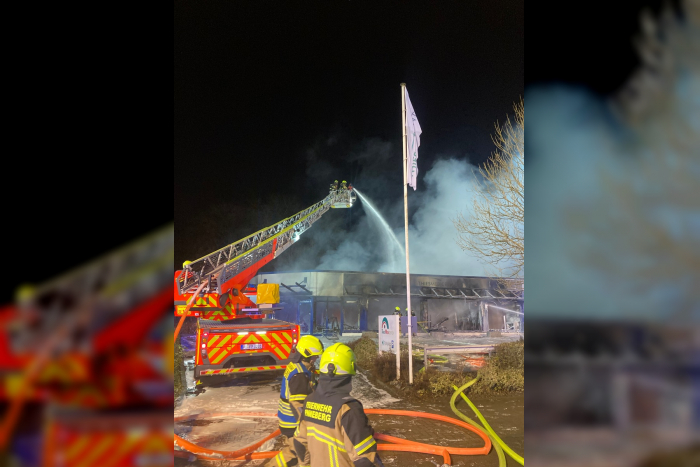 Pinneberg: Großfeuer in Sanitätshaus gelöscht
