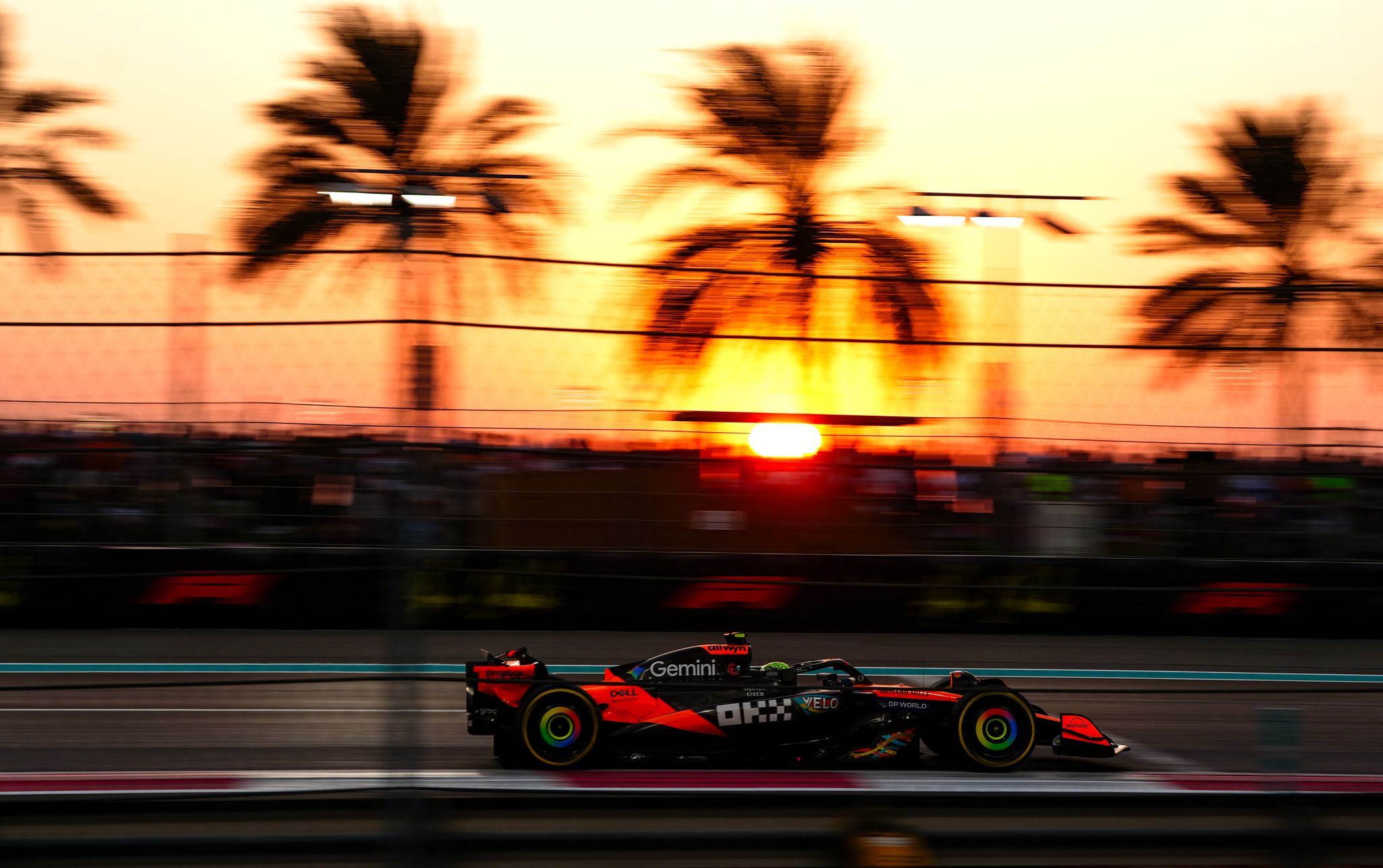 Formel-1-Weltmeister Lando Norris krönt sich im irren Dreikampf-Finale