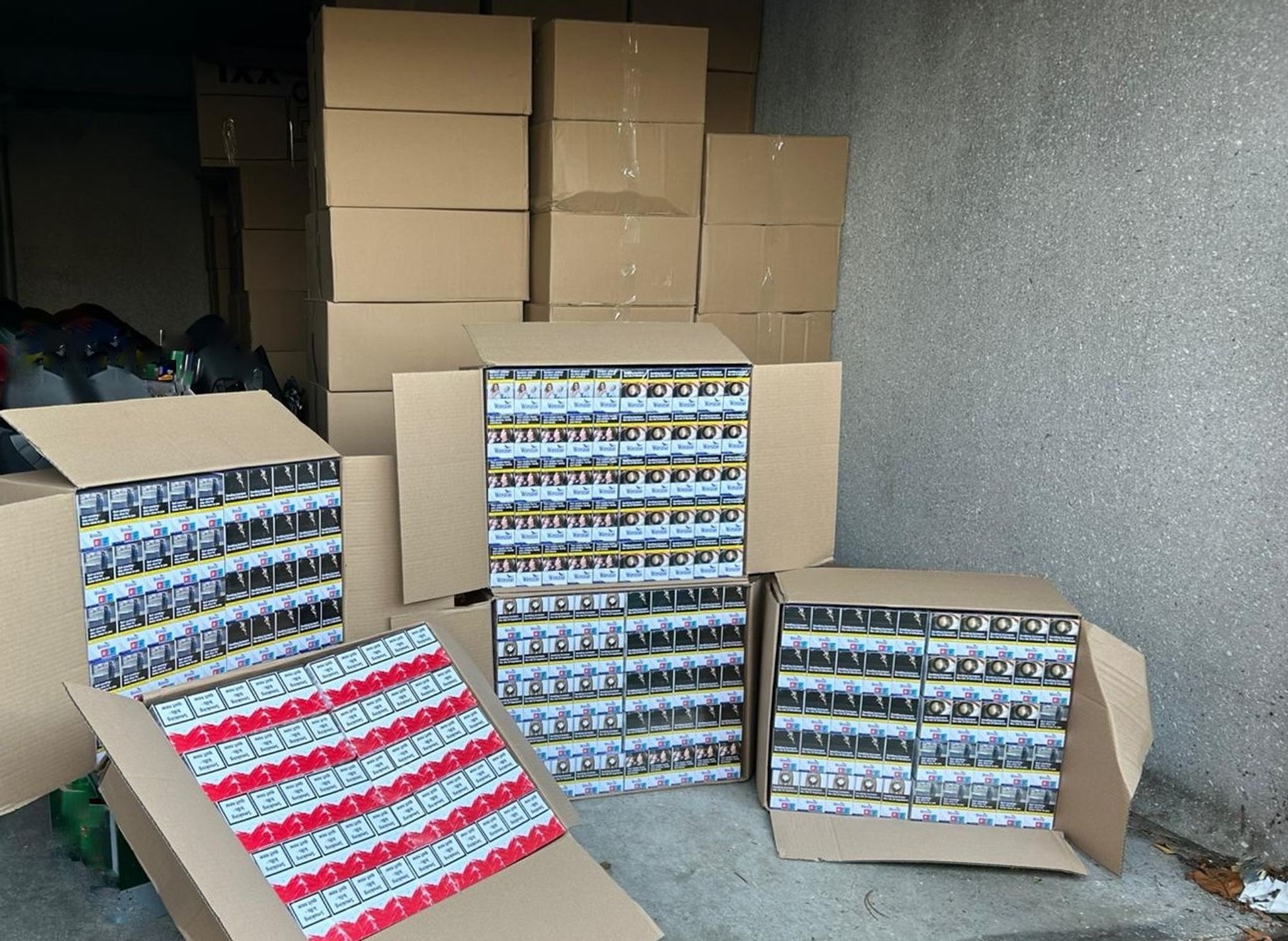 10,4 Millionen Schmuggelzigaretten – Festnahmen bei Razzien