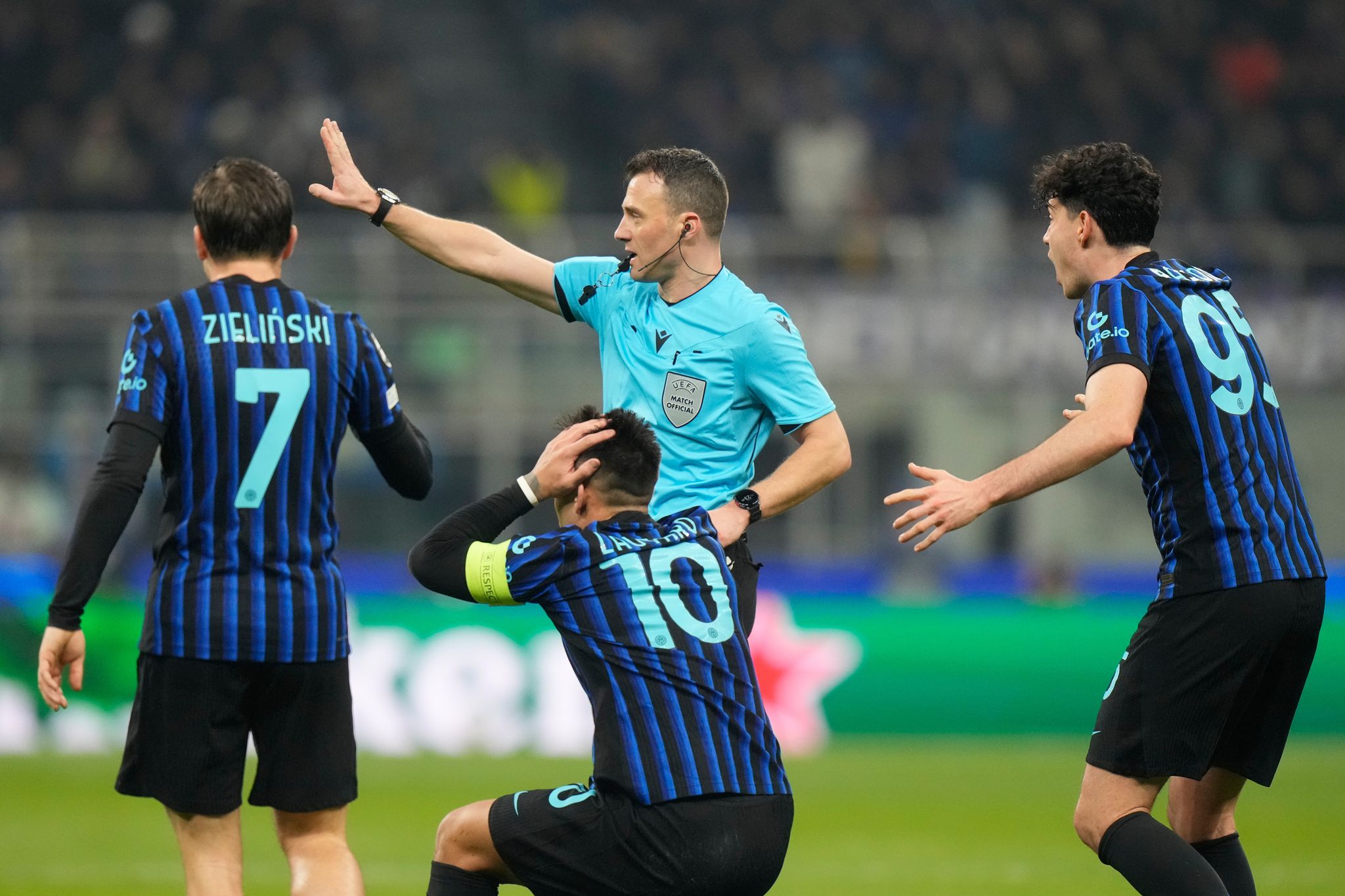 Deutsche Spieler sorgen für Zorn bei Capello nach umstrittenem Elfmeterpfiff