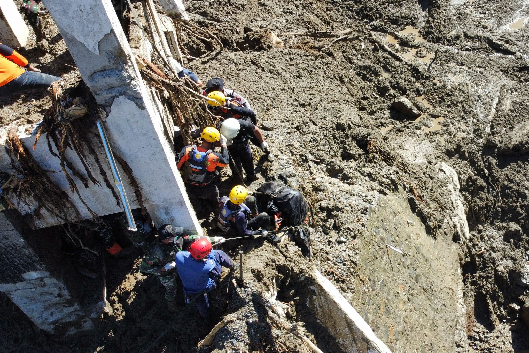 Opferzahl nach Flutkatastrophe auf Sumatra steigt weiter