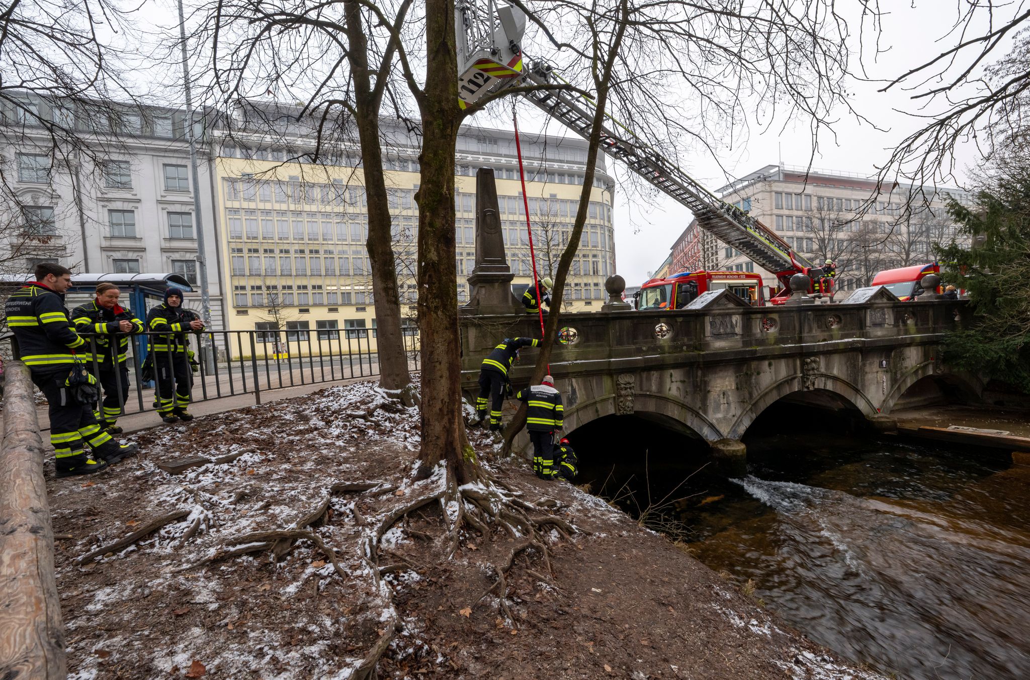 Einsatz an Münchner Eisbachwelle – Feuerwehr entfernt Rampe