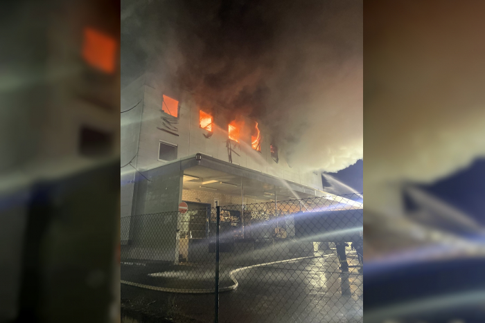 Main-Taunus-Kreis: Brand in Lager- und Bürokomplex