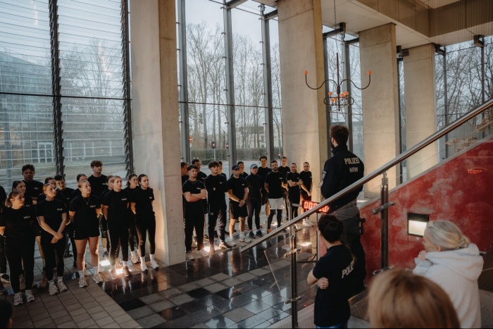 Münster: Polizeinachwuchs erklimmt Gipfel für guten Zweck