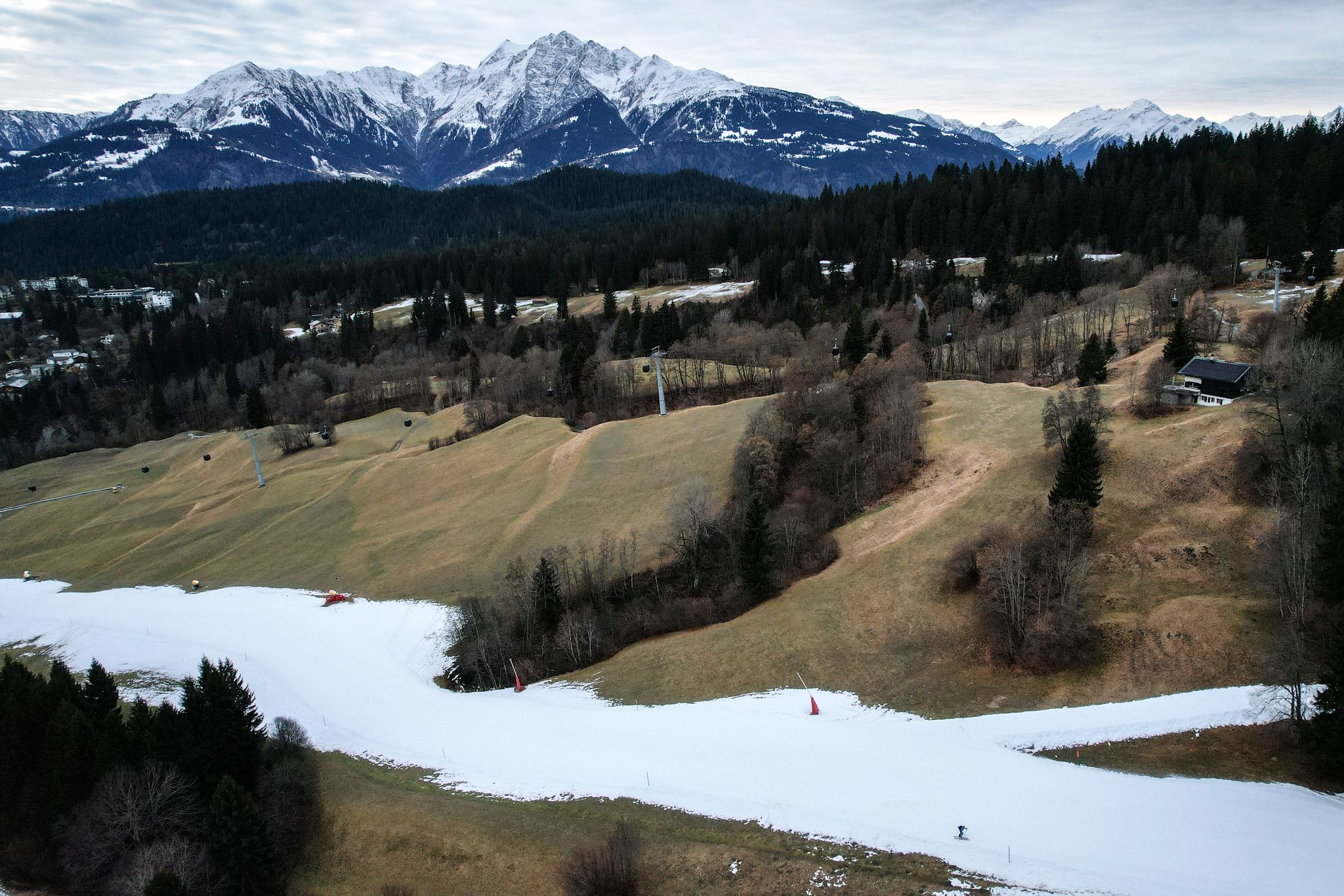 Schnee fehlt: Skigebiete in den Alpen kämpfen mit Schneemangel