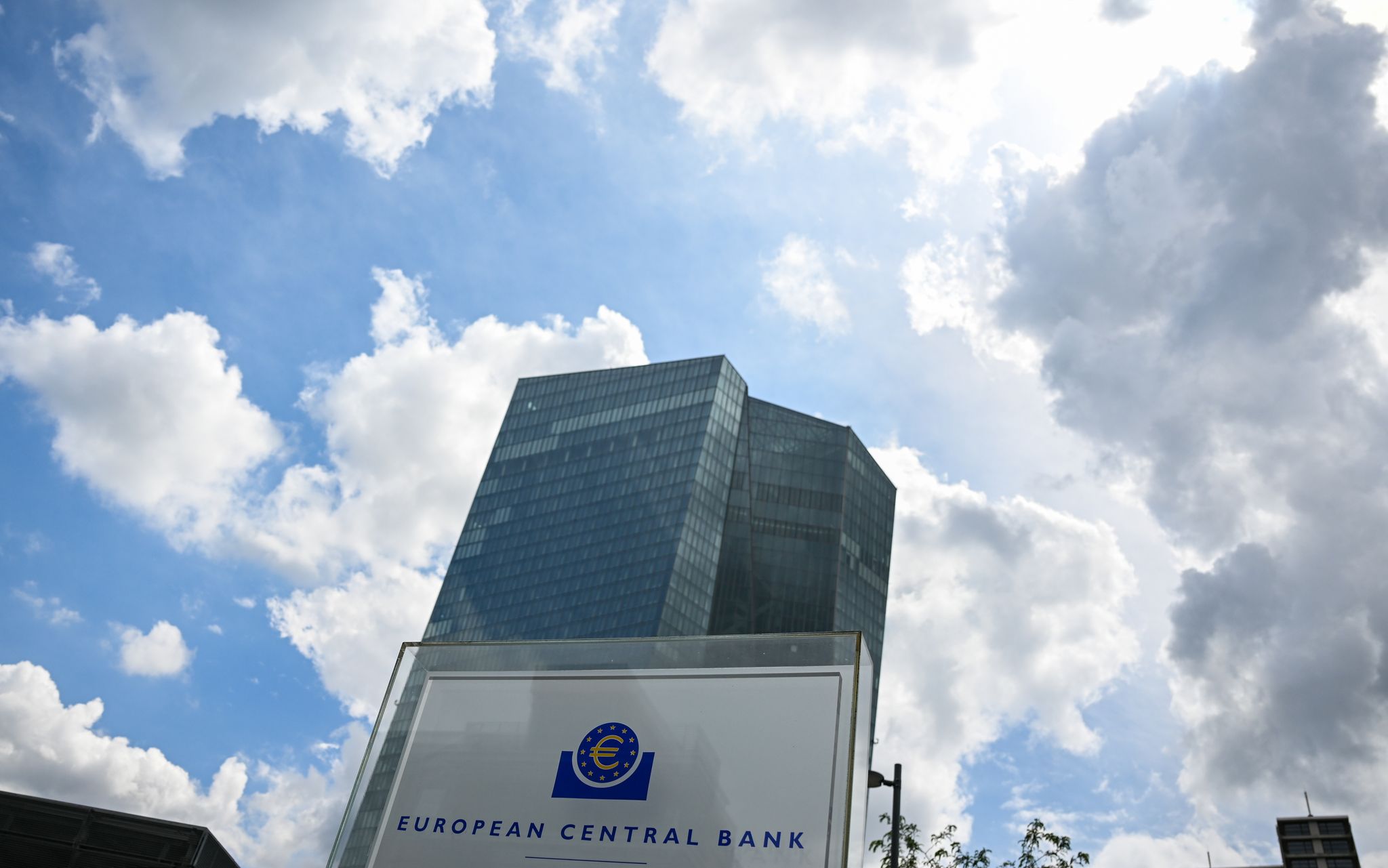 Niedrige Leitzinsen im Euroraum bleiben bestehen