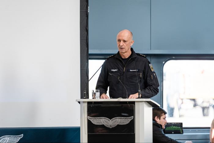 Polizeihubschrauber: Lizenzen übergeben