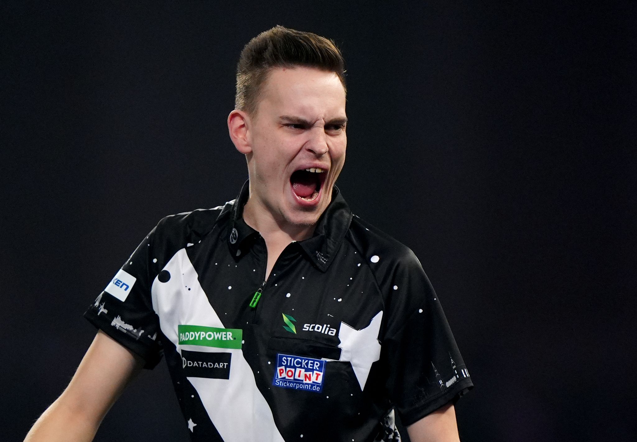 Deutscher Darts-Profi siegt knapp in Londoner Alexandra Palace
