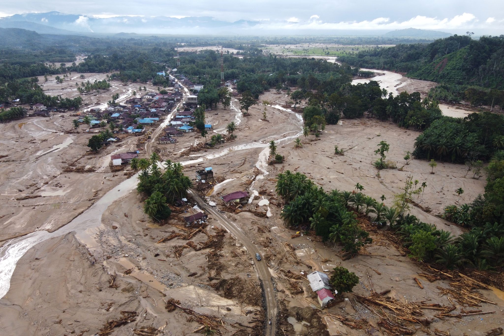 Verheerende Überschwemmungen auf Sumatra fordern über 750 Todesopfer