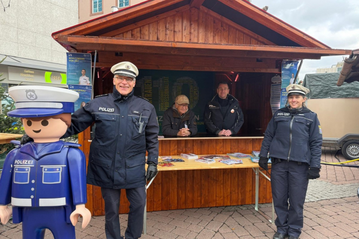 Hanau: Polizei zeigt Präsenz auf Weihnachtsmarkt