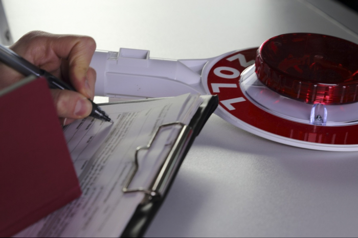 Zoll überprüft Nagelstudio in Kieler Innenstadt