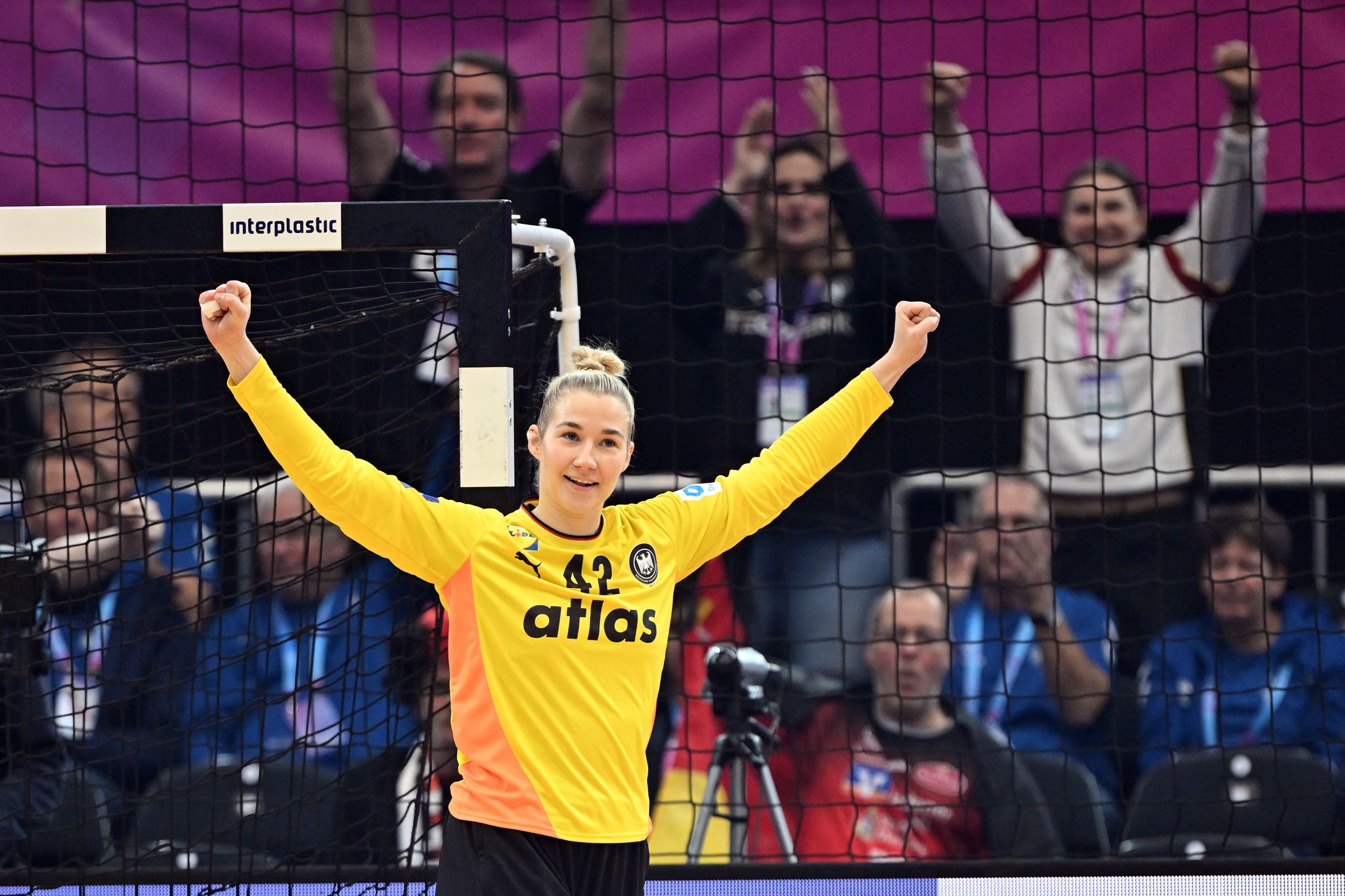 Handballerinnen nach Filters Gala im Viertelfinale