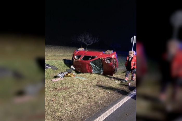 Auto überschlug sich: Zwei Leichtverletzte und Totalschaden