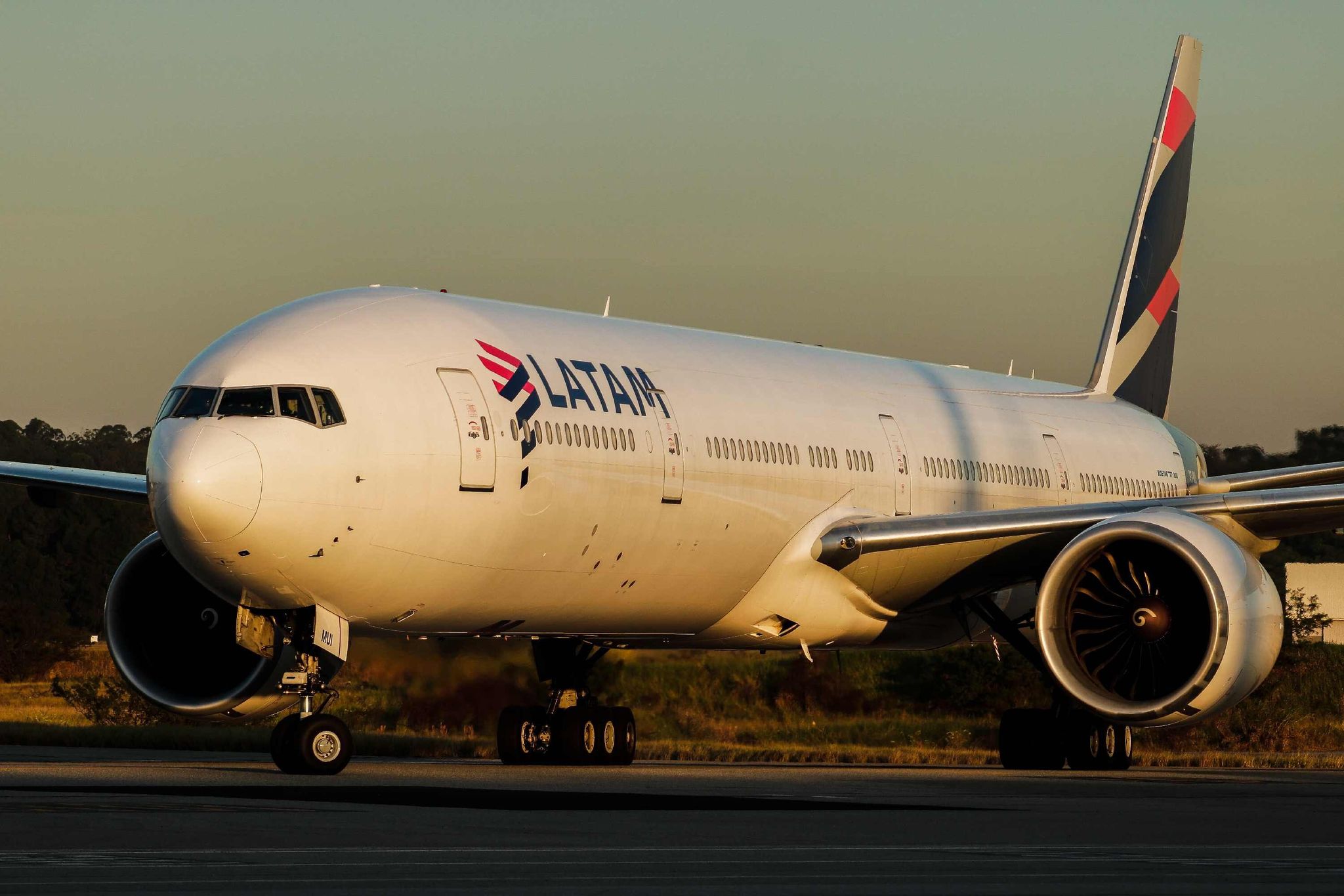 Brand unter Flugzeug in São Paulo – Passagiere evakuiert