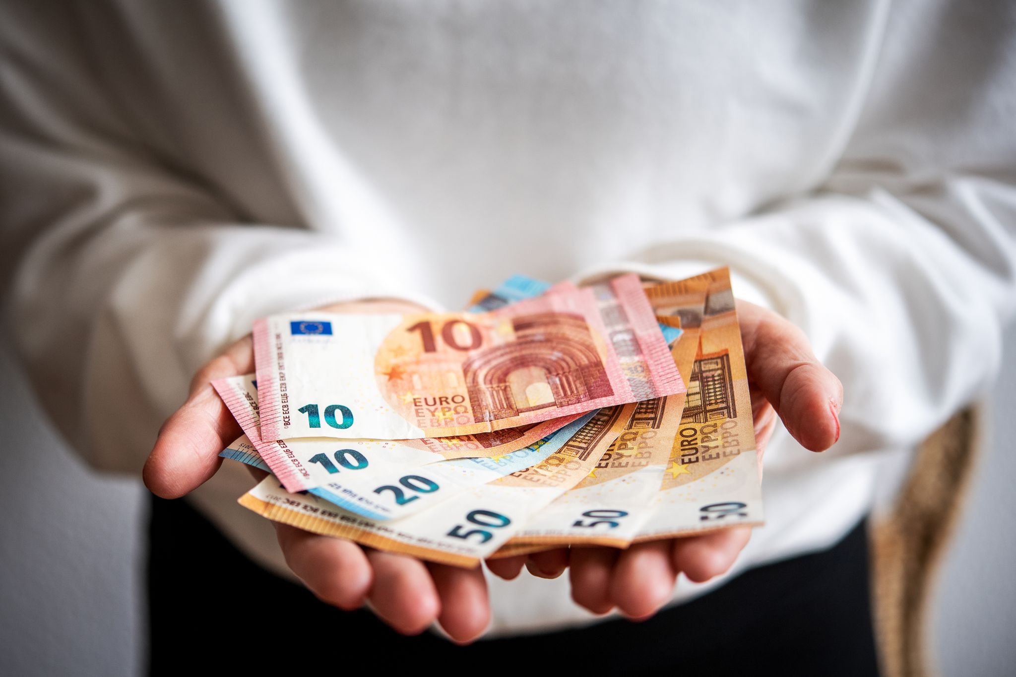 Deutsche planen vermehrt zu spenden und zu investieren