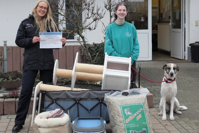 Gießener Zöllnerinnen und Zöllner spenden für Tierheim Gießen