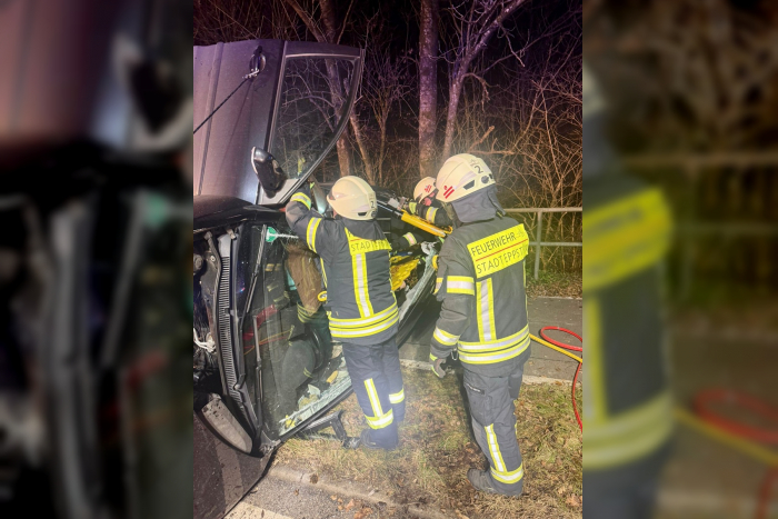 Ehlhalten: Feuerwehr rettet Frau nach Unfall