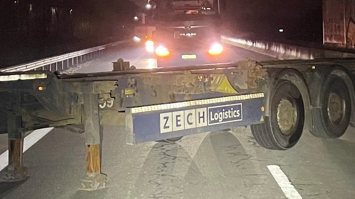 Mit Sattelauflieger: Unbekannte errichten Todesfalle auf Autobahn | News