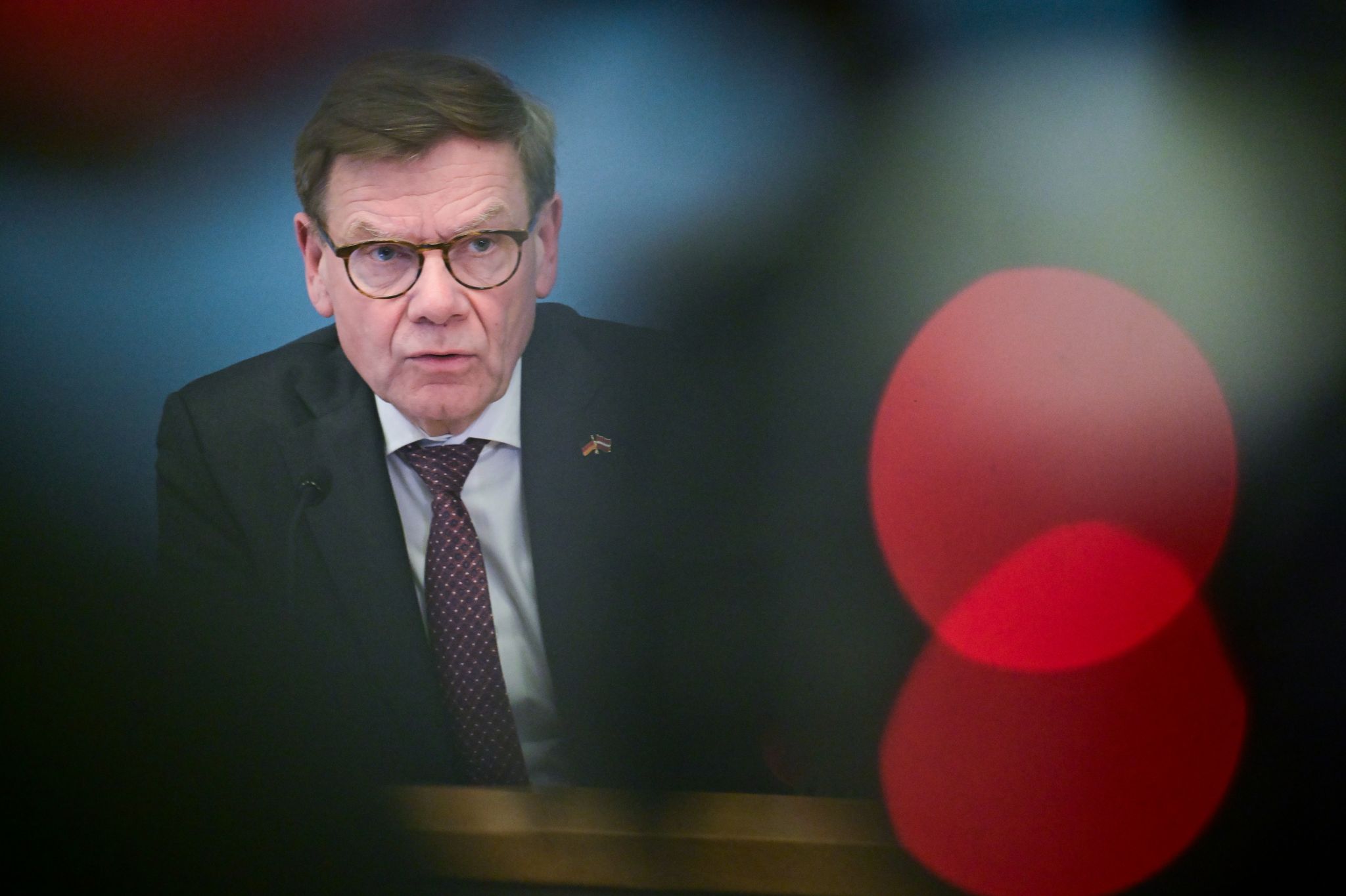 Bundesregierung greift viralen Pinguin von Werner Herzog auf