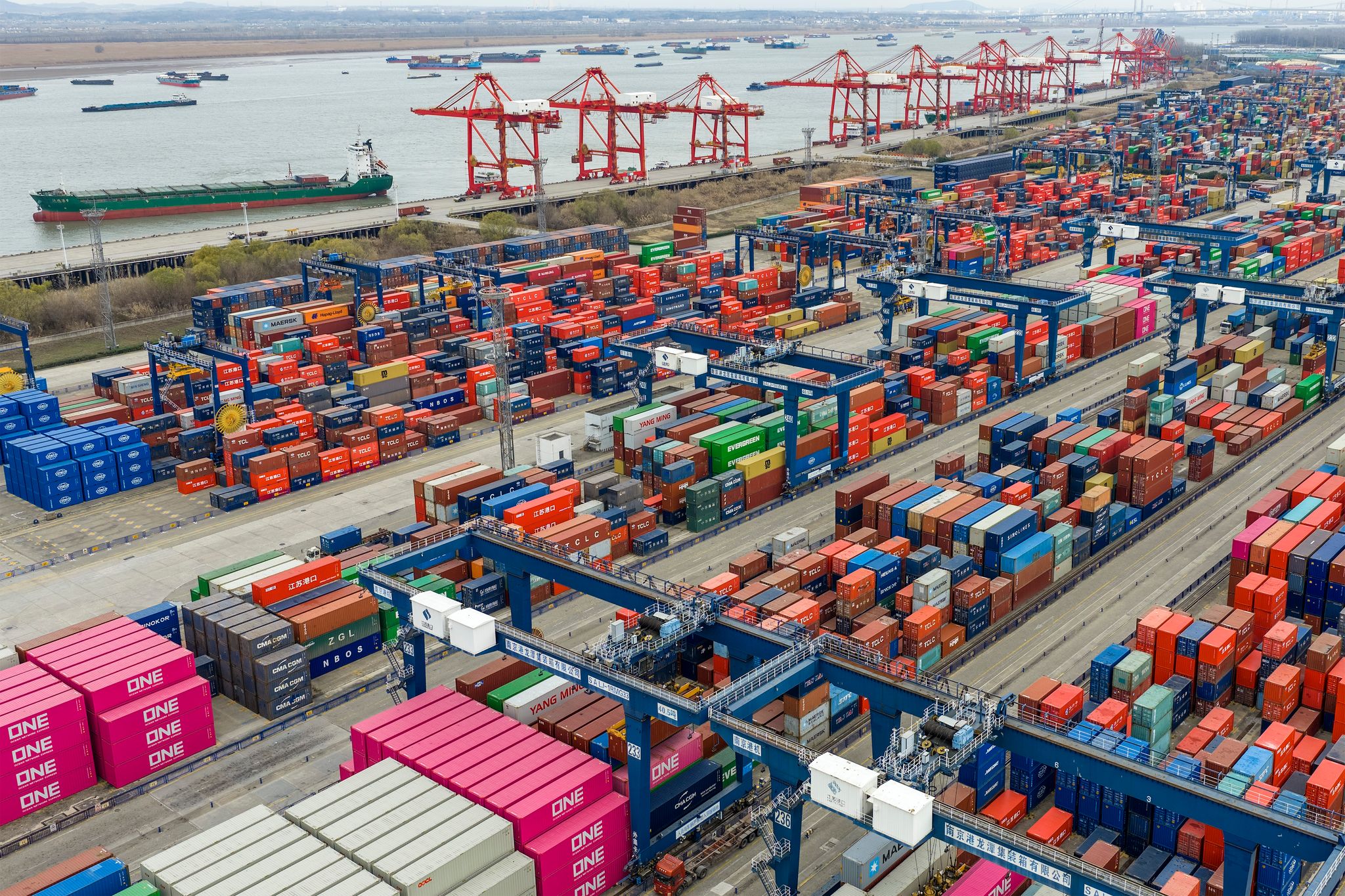 Chinas Außenhandel mit Rekordüberschuss im Jahr 2025