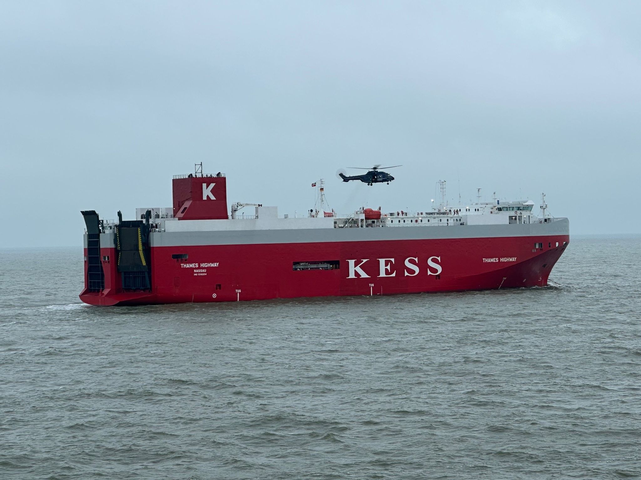 Autotransporter «MS Thames Highway» nach Brand auf dem Weg zum Emder Hafen
