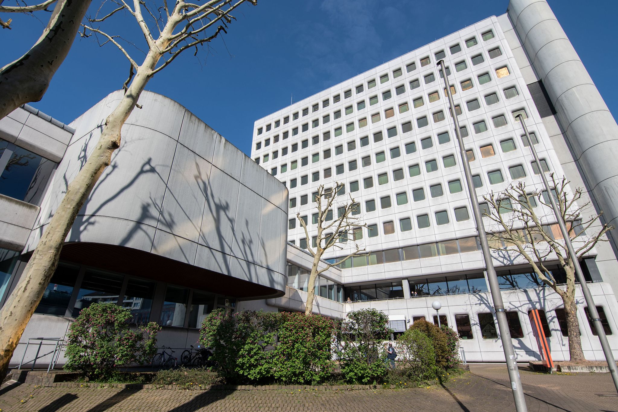 Kleine Tochter jahrelang eingesperrt – Mutter vor Gericht